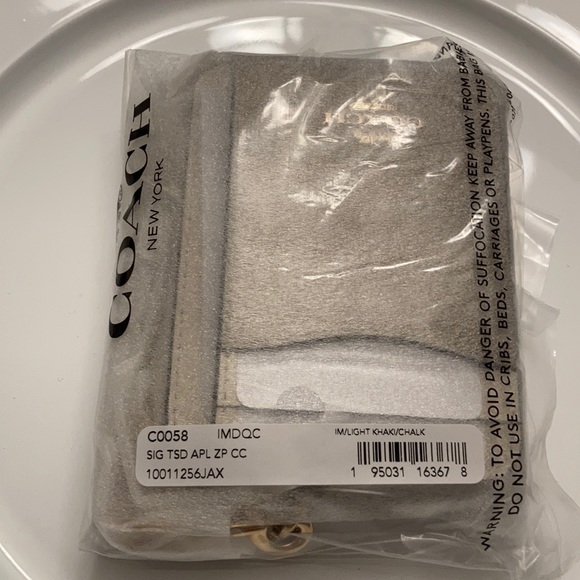 Coach Zip Card Case in Signature Canvas - Picture 2 of 5